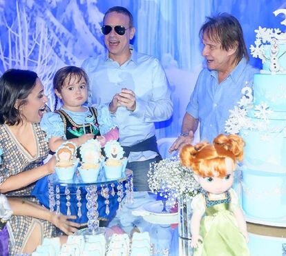 Um avô babado! Roberto Carlos encantado com a neta Laura, de 3 anos