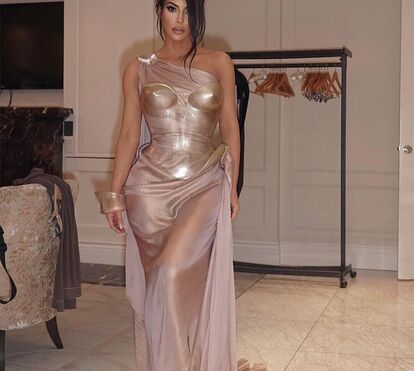 Kim Kardashian seduz em vestido de inspiração grega