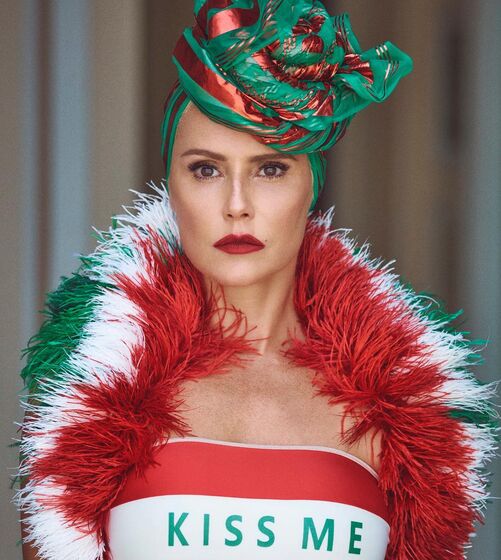 O que se passa com Deborah Secco? Atriz brasileira revela sensualidade em poses ousadas