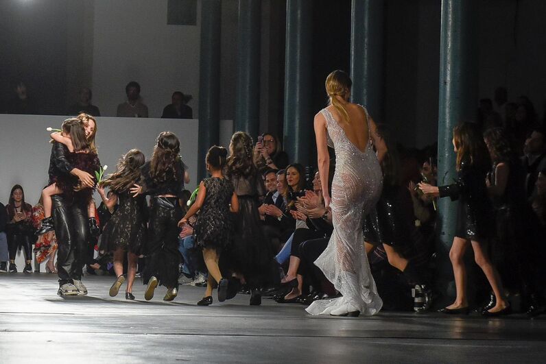 Filhas de Pepe, Salvio e Fábio Coentrão brilham em desfile de Micaela Oliveira