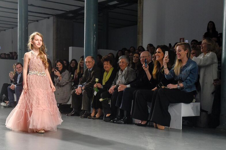 Filhas de Pepe, Salvio e Fábio Coentrão brilham em desfile de Micaela Oliveira