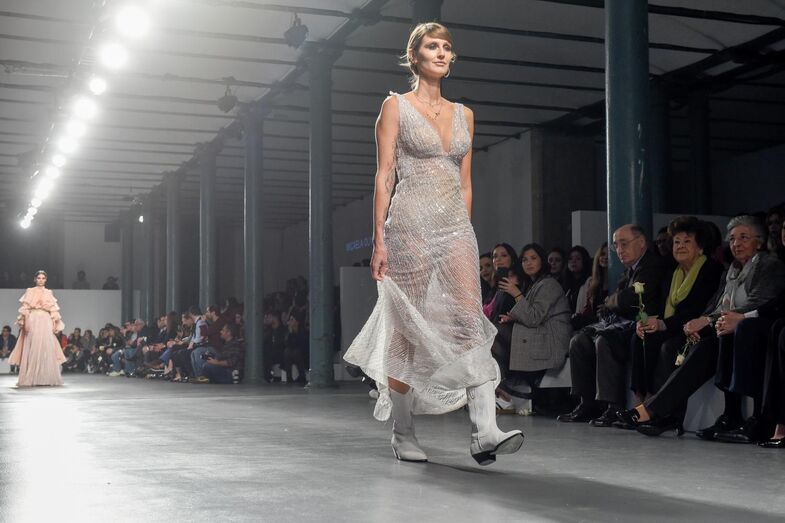 Filhas de Pepe, Salvio e Fábio Coentrão brilham em desfile de Micaela Oliveira