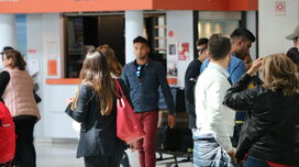 Agricultor João Bettencourt e Beatriz Meões encontram-se no aeroporto de Lisboa