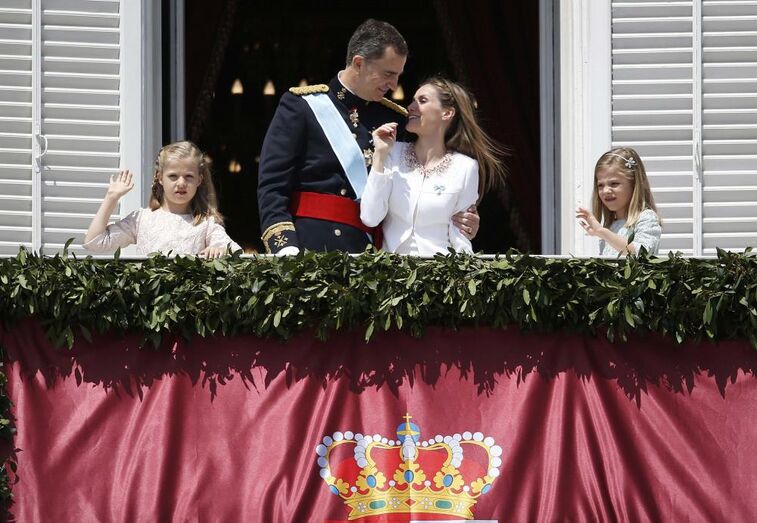 A 19 de junho de 2014 o agora rei Felipe VI e a rainha consorte Letizia surgiam na varanda do Palácio Real de Madrid para cumprimentar o público depois proclamação ante as Cortes Gerais