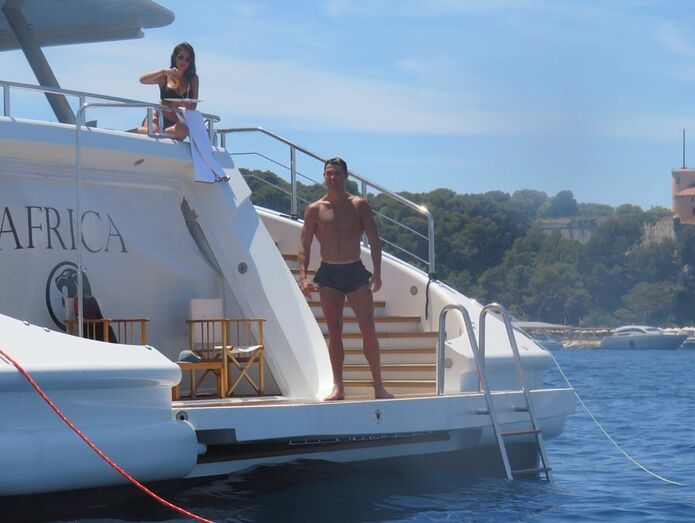 O craque da juventus está com a família de férias na Riviera francesa. Todas as imagens destes dias milionários.