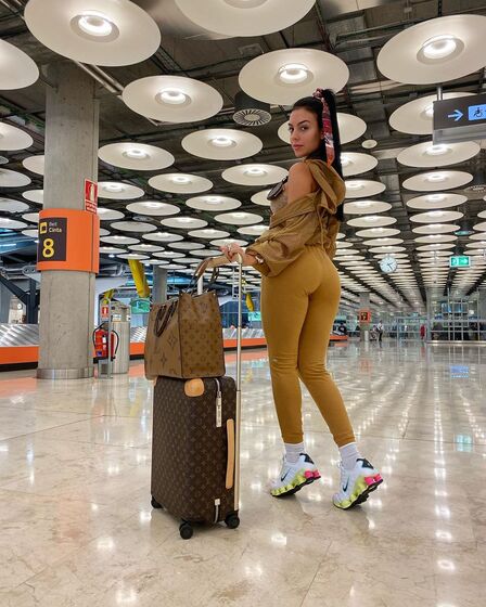 Que obsessão! As poses favoritas de Georgina Rodríguez