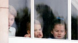 Quietinhos em casa. Quarentena obrigatória para os principezinos Charlotte, George e Louis