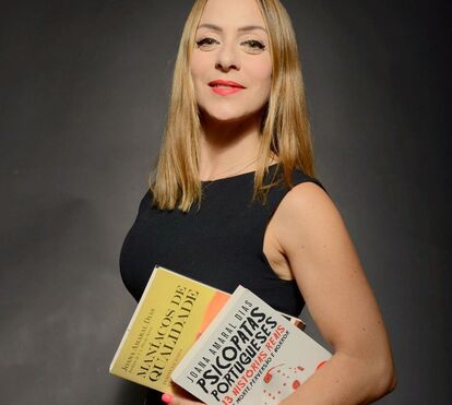 Saia bem curtinha! Joana Amaral Dias mostra as cuecas