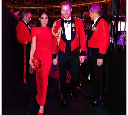 Que despedida, Meghan Markle! Duquesa de Sussex revela curvas em vestido sensual vermelho de 1500 euros