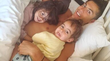 Alana Martina derrete fãs de Cristiano Ronaldo... tudo por causa de chocolate