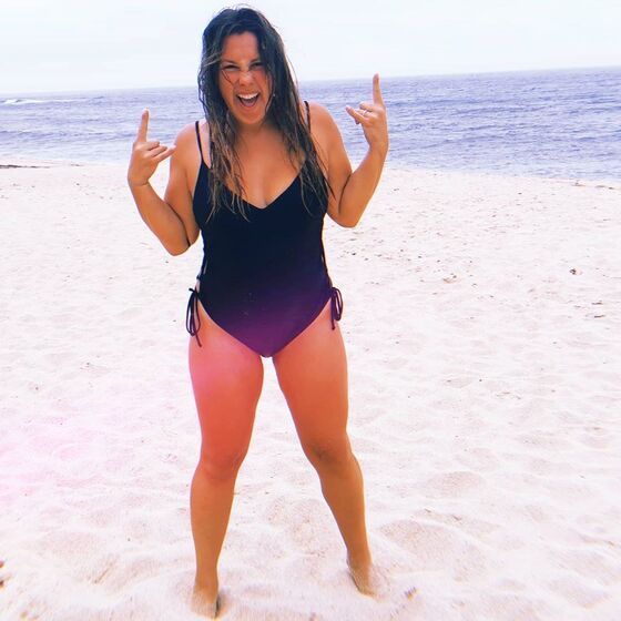 Famosas despem-se e deixam pouco por mostrar