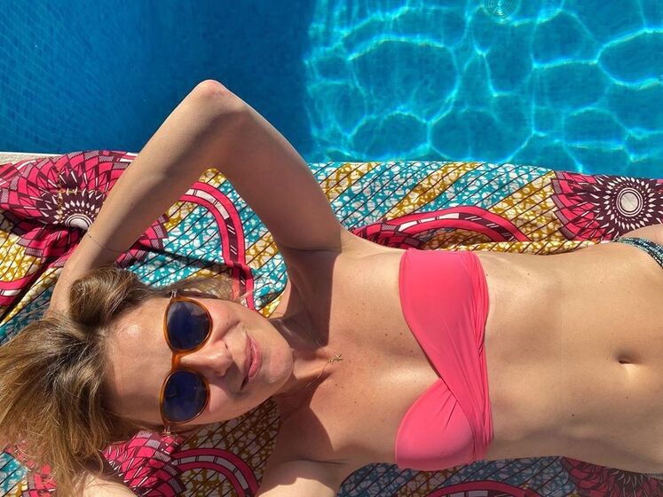 Famosas despem-se e deixam pouco por mostrar