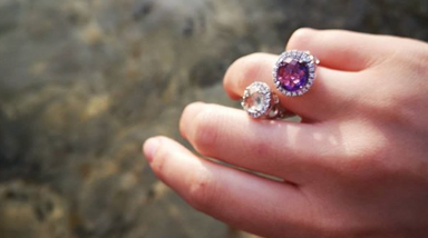 Georgina oferece anel de luxo à irmã mais velha