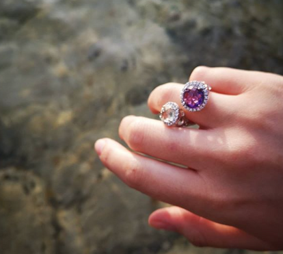 Georgina oferece anel de luxo à irmã mais velha