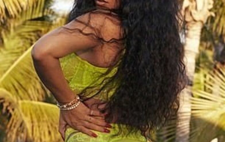 As curvas perfeitas de Rihanna com a sua nova coleção de lingerie