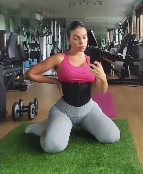 Que obsessão! As poses favoritas de Georgina Rodríguez