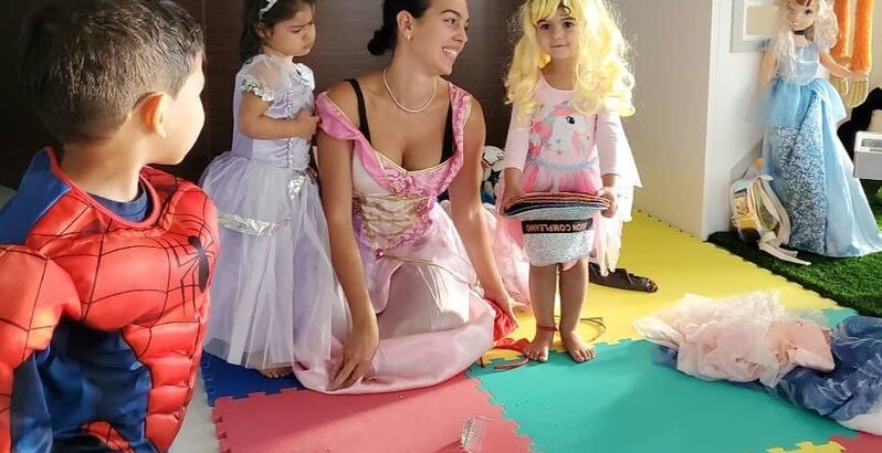 Festa de máscaras! Georgina brinca com os filhos mais novos e mostra as imagens adoráveis